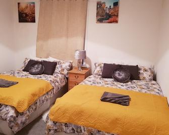 Bambzi's holiday apartment - Manchester - Bedroom