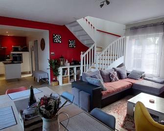 Le So Sweet, maison avec jardin clos, terrasse aménagé, jeux et jouets, baby foot, flipper, table de ping pong, à 1km de la plage d' Omaha beach et près Port en Bessin - Aure-sur-Mer - Living room