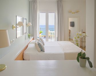 Hotel Punta Nord Est - Кастелламмаре-дель-Гольфо - Спальня