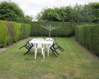 Cozy Cottage in Regional Park, Near D-Day Beach, Sleeps 4. - Liesville-sur-Douve - Patio