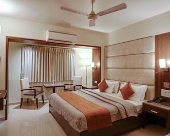 Centra Hotel - Ahmedabad - Bedroom