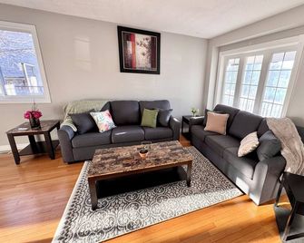 Spacious 5 Bedroom Home in Cambridge - Cambridge - Huiskamer