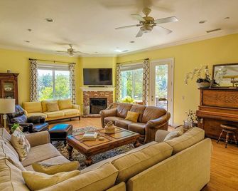 Beverlys Hilltop Retreat - Fallbrook - Living room