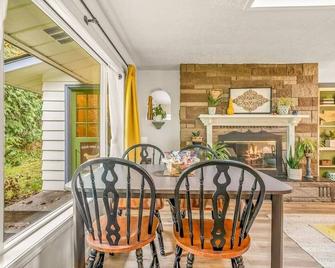 Colorful Eclectic Cottage for Two - Unique Northwest Vacation Rentals - Longview