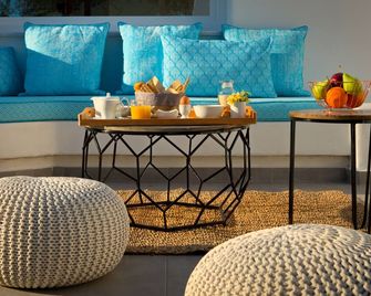 Emerald Collection Suites - Karterados - Living room