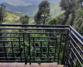 Jujurana Homestay,Shoghi - Valley Views! - Shimla - Balcony