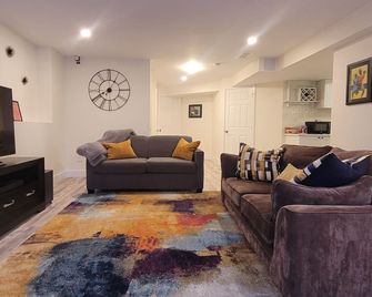 Cozy Home Away from Home - Kingston - Salon