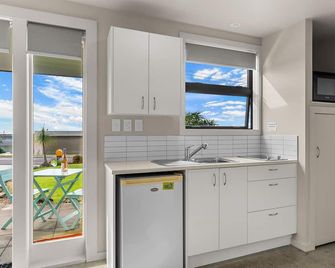 Cheviot Views - Gorgeous apartment-style accommodation with extensive views in handy location - Mangawhai - Kitchen
