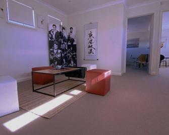Waterfront Home Rockingham - Rockingham - Living room