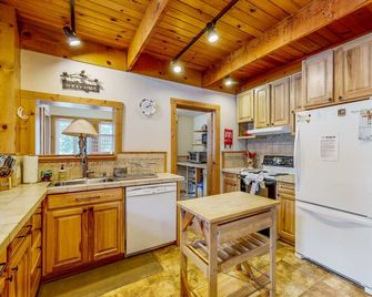 Cozy cabin in the heart of nature with wood fireplace deck & loft - Soda Springs - Kitchen