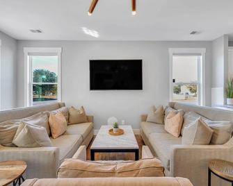 Coastal Home with Yard Less Than 1 Mi to Old Town Bluffton! - Bluffton - Living room
