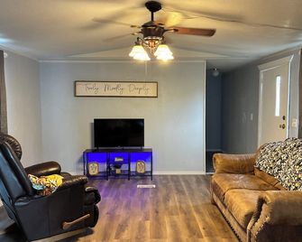 Rustic Flats Affordable Comfort with Small-Town Charm - Portales - Huiskamer