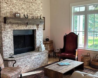 Charming 2-bedroom cottage 'The Hideout' in delightful Aiken, SC - Aiken - Living room