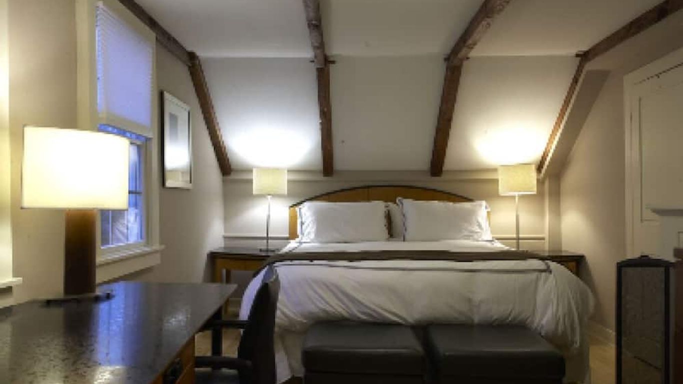 Mooncussers Tavern Inn and Restaurant