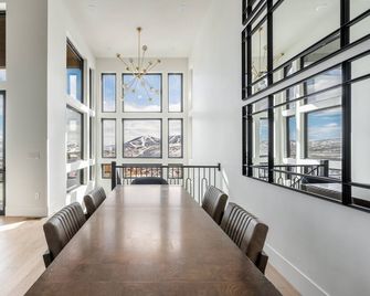 Breathtaking Mountain And Lake Views, Expansive Balcony, Private Hot Tub, Bbq Grill. Perfect Summer! - Oakville - Essbereich