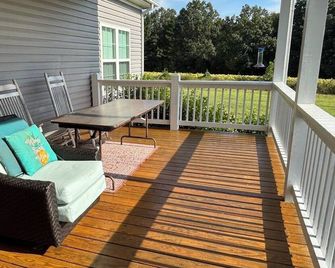Sleepy Hollow Farms, New Farmhouse near VIR - 1/2mile off Main Road for Privacy - Alton - Balcón