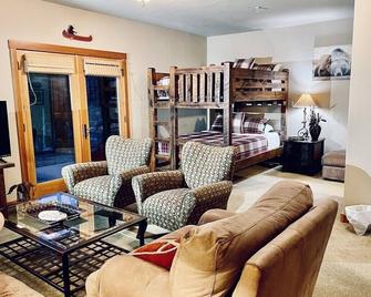 Purgatory Resort, Luxury Townhouse; Ski-In Ski-Out; 4 Bed, 4.5 Bath, Sleeps 14 - Durango - Stue