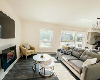 Revelstays - Revelstoke - Living room