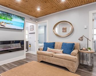 Great cozy cottage 4 min from the beach and all amenities - Wasaga Beach - Living room