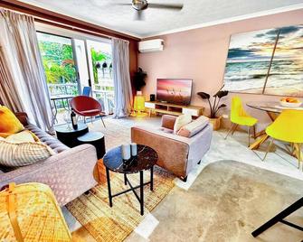 Burleigh Heads Koala Park Pool & Parking - Burleigh Heads - Living room
