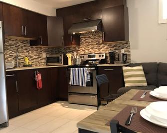 Beautiful 5 star 2 bd suite near bus&shopping - Burnaby - Kitchen