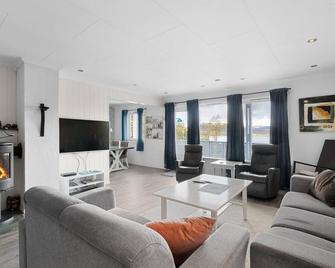 Lovely 4 bedroom house with the view of aurora - Tromsø - Living room