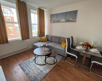 Modern 1 Bedroom Apartment in the heart of Barry, Flat 2 - Barry - Living room