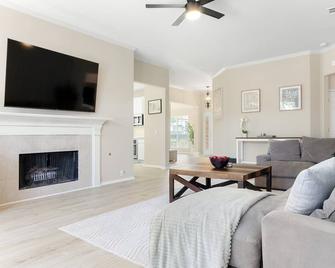 Spacious 4 bedroom home with a Hot Tub, Just 15 Miles from the ATT Stadium! - Mansfield - Obývací pokoj