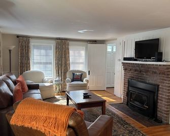 Webster Lake Farmhouse with private lake access - Franklin - Вітальня