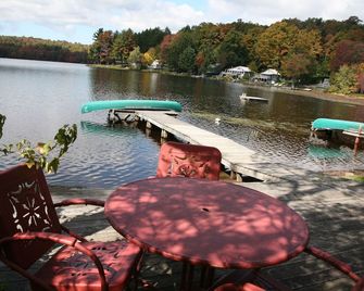 Ava of Lakeside Cottage, Lakeview Cozy Cottage - Middle Grove - Restaurant