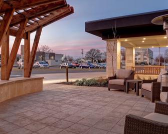 Free Breakfast. Pool. Shared Bbq. Gym. Near Overland Park Convention Center! Great For Business Travelers! - Leawood - Patio