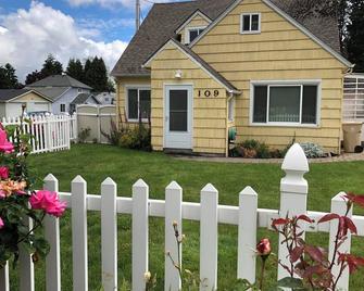 Main Street Cottage with park across the street. Walk to downtown area. - Lebanon