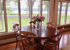 Rare 3 Month Option Luxury Cottage On The Scenic St.Croix Near Afton Alps - Lake Saint Croix Beach - Dining room