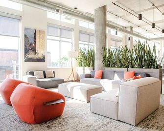 Luxury Studio Apt Near Brady St with Balcony and Lake View - ミルウォーキー - ラウンジ