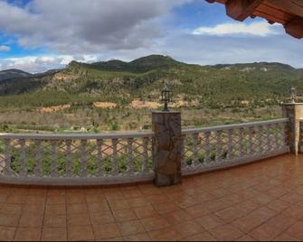 The trill of the birds and the whisper of the wind will be your companions in Cirat - Cirat - Balcón
