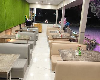 Hotel Yog Palace Newly Renovated - שירדי - מסעדה