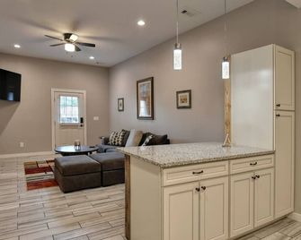 734 East Broadway, Unit 101 - Maryville - Living room