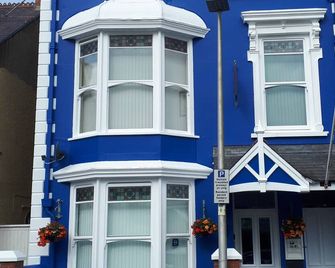 Glenholme Apartments - Tenby - Building