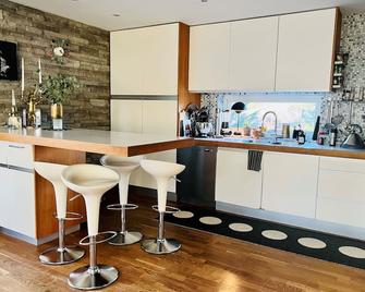Modern House With 8 Beds for a Pleasant Holoiday - Boo - Kitchen