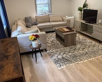 Shantok Queen suites walk to Mohegan casino/Wi-Fi - Montville - Sala de estar