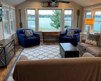 Cozy lake-front home on beautiful Lake Gage - Angola - Living room