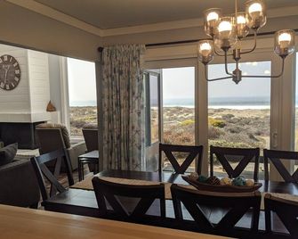 Beachfront Property With Room For Everyone - Moss Landing - Comedor