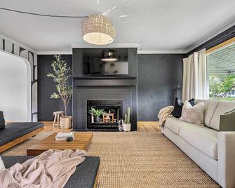 The Maverick - Red Deer - Living room