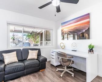 Remodeled Spacious Home, Backyard, Grill, Ping Pong, Monthly Discounts, Pets! - Los Angeles - Phòng khách
