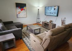 Immaculately Furnished 3br Home In Varsity View Near Ruh And 8th Street - Saskatoon - Wohnzimmer