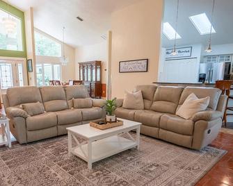 Lake House - Gorgeous Lake Views, Kayaks, Game Room, Fire Pit, Family Friendly - Keystone Heights - Living room