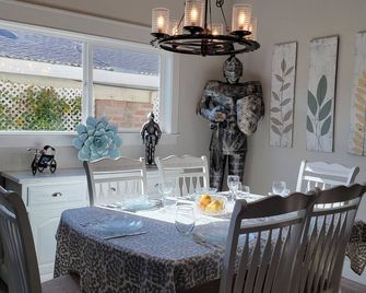 Quiet, Newly Renovated Home, Perfect for Work, Vacation or Temporary Housing - Pleasanton - Dining room