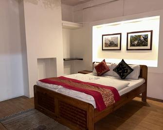Hotel Meghdoot - Ranikhet - Slaapkamer