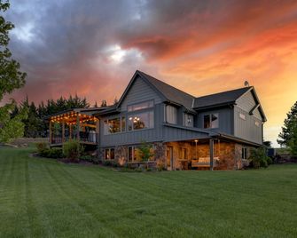 Luxury Cabin Getaway with Views of Lake Wanahoo near Lincoln in Nebraska - Wahoo - Building