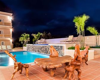 La Vue Boutique Inn - South Hill - בריכה